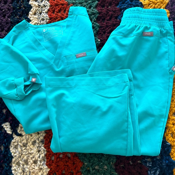 FIGS Oasis Scrub Set π - Picture 1 of 4